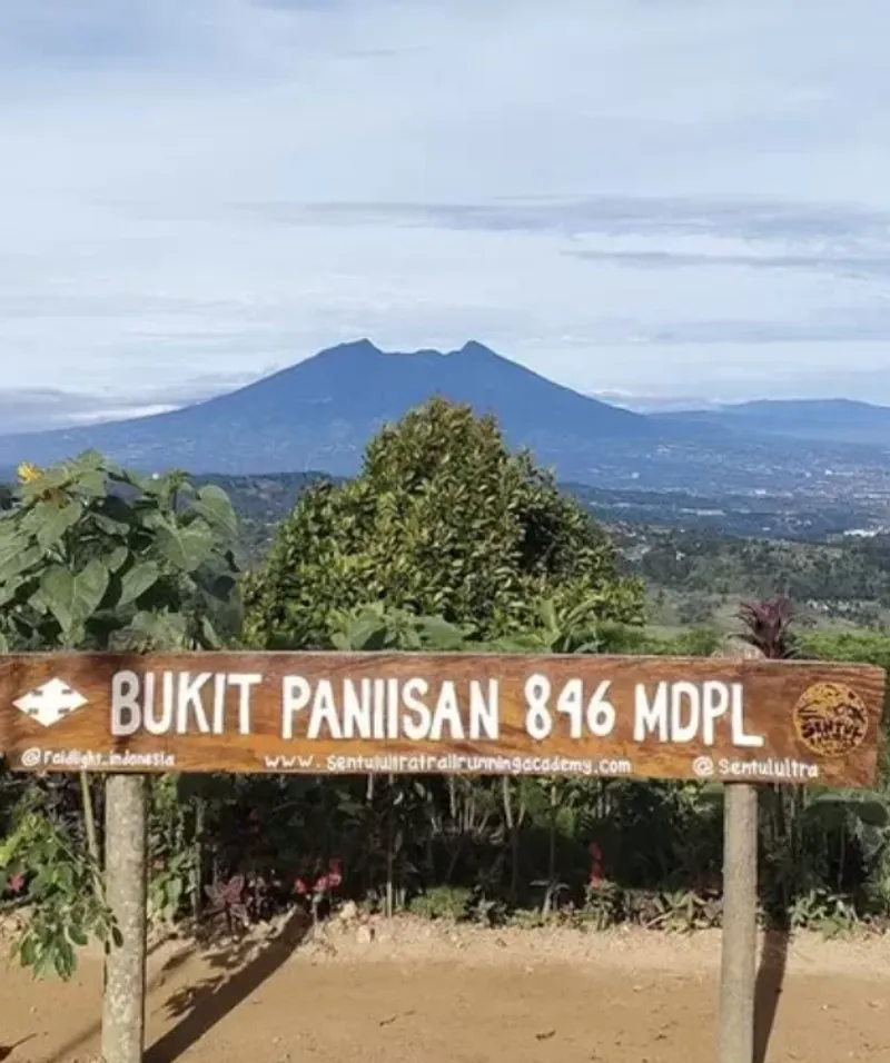 Open Trip Trekking Bukit Paniisan Bogor